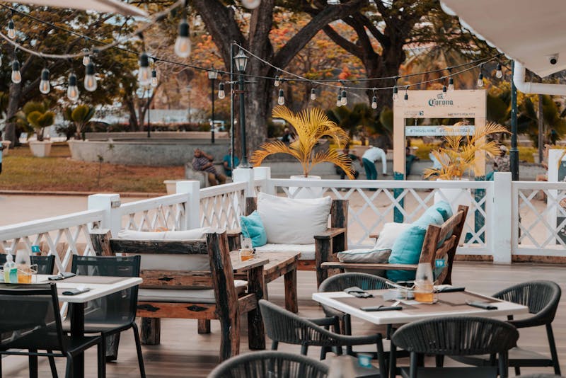 4 rivers outdoor patio dining area